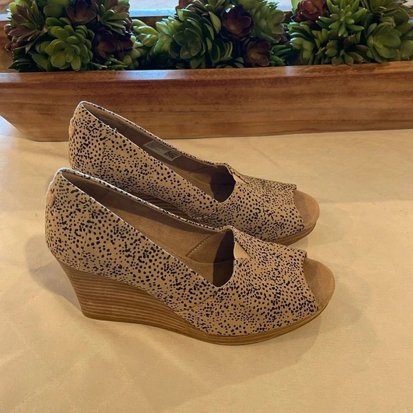 Toms women’s cheetah print Michelle wedge peep toe shoes heels sandals size 7.5 - Picture 1 of 6